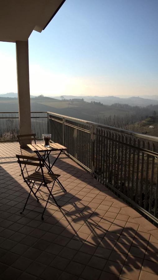 Casa Dusat in Accogliente edificio nel centro di Monforte Monforte dʼAlba Esterno foto