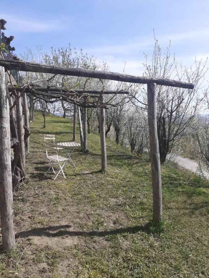 Casa Dusat in Accogliente edificio nel centro di Monforte Monforte dʼAlba Esterno foto