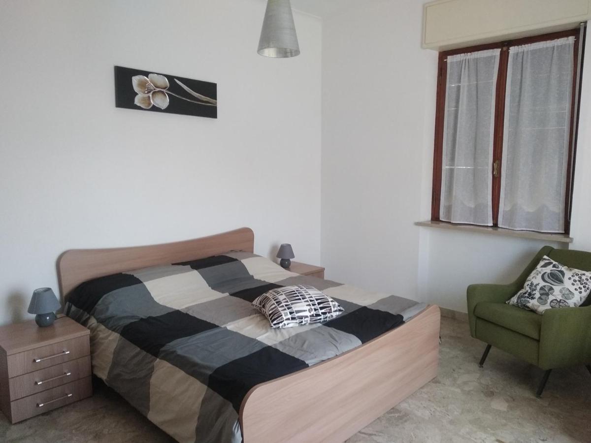 Casa Dusat in Accogliente edificio nel centro di Monforte Monforte dʼAlba Esterno foto