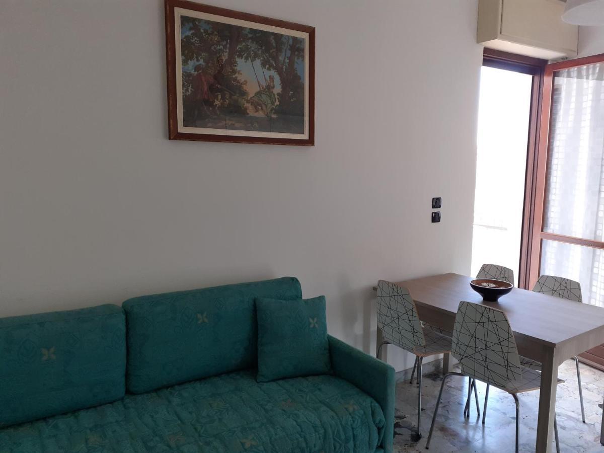 Casa Dusat in Accogliente edificio nel centro di Monforte Monforte dʼAlba Esterno foto