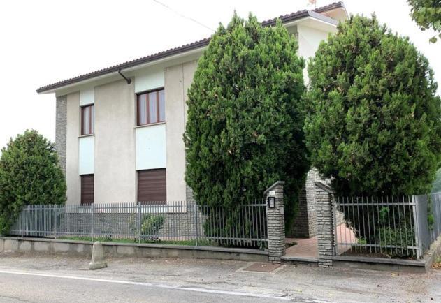 Casa Dusat in Accogliente edificio nel centro di Monforte Monforte dʼAlba Esterno foto